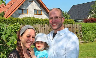 Martin Thiel, hier mit Ehefrau Manuela und Tochter Romy-Franziska, ist bislang als Sachkundiger Bürger für die FWG in Ausschüssen des Rats vertreten. Nun bewirbt er sich um ein Ratsmandat und kandidiert gleichzeitig für das Amt des Bürgermeisters. - Dieter Asbrock
