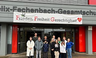 Das Banner bringt die Philosophie der Felix-Fechenbach-Gesamtschule auf den Punkt: Frieden, Freiheit, Gerechtigkeit. Darunter stehen Mitglieder der Schülervertretung zusammen mit Schulleiter Manfred Kurtz (6. v. r.) sowie drei Jugendliche aus dem Kinderheim Stapelage, die David Albrecht (4. v. l.) begleitet haben. Er erhielt einen Scheck mit dem Erlös des Sponsorenlaufes. - Albrecht Das Banner bringt die Philosophie der Felix-Fechenbach-Gesamtschule auf den Punkt: Frieden, Freiheit, Gerechtigkeit. Darunter stehen Mitglieder der Schülervertretung zusammen mit Schulleiter Manfred Kurtz (6. v. r.) sowie drei Jugendliche aus dem Kinderheim Stapelage, die David Albrecht (4. v. l.) begleitet haben. Er erhielt einen Scheck mit dem Erlös des Sponsorenlaufes. - Albrecht