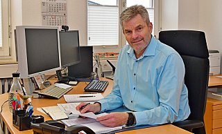 Bürgermeister Dirk Becker an seinem Arbeitsplatz. Immer wieder musste er Lösungen wegen der schwierigen Haushaltslage der Bergstadt finden, das gilt auch künftig noch. Jetzt hat er bekanntgegeben, dass er nicht erneut kandidieren will. Foto: Gunter Held - Gunter Held Bürgermeister Dirk Becker an seinem Arbeitsplatz. Immer wieder musste er Lösungen wegen der schwierigen Haushaltslage der Bergstadt finden, das gilt auch künftig noch. Jetzt hat er bekanntgegeben, dass er nicht erneut kandidieren will. Foto: Gunter Held - Gunter Held