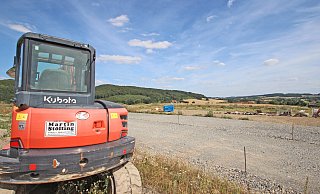 Wo die Stra&szlig;en im neuen Gewerbegebiet Echternhagen II verlaufen werden, ist bereits gut zu erkennen. Im Hintergrund ist der Rafelder Berg zu sehen. - Jens Rademacher
