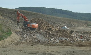 An der Stelle, wo östlich von Barntrup die B 1 künftig auf die neue Ortsumgehung trifft, verzögert massives Felsgestein im Untergrund die Arbeiten. - Landesbetrieb Straßenbau