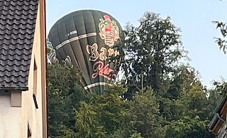 Zunächst ist irrtümlich vermutet worden, dass der Heißluftballon in den Baumwipfeln an der Kumsttonne hängengeblieben ist. Deshalb wird die Feuerwehr alarmiert.Foto: Jörg Czyborra - Jörg Czyborra Zunächst ist irrtümlich vermutet worden, dass der Heißluftballon in den Baumwipfeln an der Kumsttonne hängengeblieben ist. Deshalb wird die Feuerwehr alarmiert.Foto: Jörg Czyborra - Jörg Czyborra