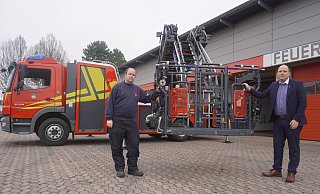 Brandinspektor Dennis Rubart (links) und Bürgermeister Christoph Dolle zeigen das Drehleiter-Fahrzeug, das im Jahr 2013 gebaut wurde und seit 2014 im Besitz der Blomberger Feuerwehr ist. - Michaela Weiße