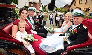Das Königs- und Hofstaatspaar in der Kutsche: Regina und Viktor Braun mit Tochter und Niko und Marianne Nikolakoudis (von links). - Nicole Ellerbrake Das Königs- und Hofstaatspaar in der Kutsche: Regina und Viktor Braun mit Tochter und Niko und Marianne Nikolakoudis (von links). - Nicole Ellerbrake