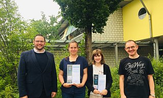 Juryvorsitzender Dr. Gregor Bloch (von links), Sophie Lüdersen, Karla Brandt und Lehrer Michael Bosse bei der Preisverleihung. - Evangelischer Bund Westfalen und Lippe
