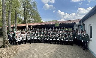 Die Schützengesellschaft Bösingfeld existiert seit 300 Jahren. Nicht alle Mitglieder sind auf dem Bild abgebildet, immerhin sind es insgesamt rund 500. - Fotorechte: Marketing Extertal
