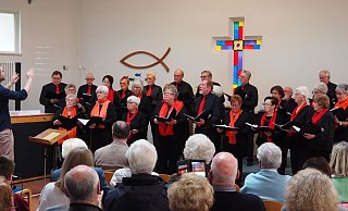 Die Sänger und Sängerinnen erhalten beim Konzert viel Beifall. - Gemischter Chor Leopoldstal