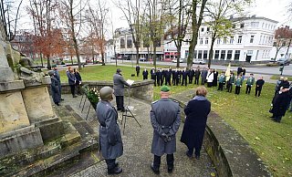 Landrat Dr. Axel Lehmann hält seine Rede am Denkmal auf dem Kaiser-Wilhelm-Platz in Detmold. - Nicole Ellerbrake