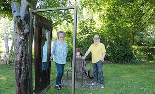 Eine Tür mitten im Garten? Ja. Irgendwo gesehen und umgesetzt, wie Erika und Helmut Schmidt dazu erklären. Und hinter der Tür sitzt eine Puppe, die aufs Naturschutzgebiet schaut. - Carolin Brokmann-Förster