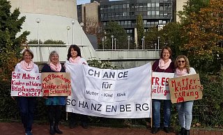 Mitarbeiterinnen der Mutter-Kind-Klinik machen in Düsseldorf auf ihr Anliegen zum Erhalt der Bad Meinberger Einrichtung aufmerksam. Foto: Interessenvertretung der Mutter-Kind-Klinik - Cordula Gröne