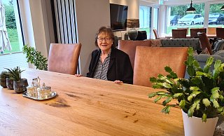 Sigrid Dreier vom Flüchtlingshelferkreis sitzt im Begegnungsraum der DRK-Wohnanlage "Am Mühlenbach". Hier sollen künftig Treffen zwischen Geflüchteten und Einheimischen stattfinden können. - Nadine Uphoff