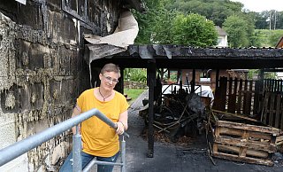 Miriam Kixmöller-Mense steht vor dem abgebrannten Carport. Auch die Hausfassade muss komplett erneuert werden. - Alexandra Schaller Miriam Kixmöller-Mense steht vor dem abgebrannten Carport. Auch die Hausfassade muss komplett erneuert werden. - Alexandra Schaller