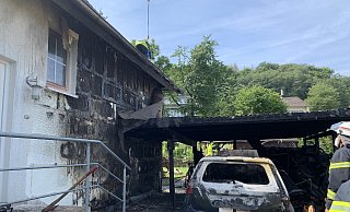 Der Ford Fiesta sowie das Carport sind durch das Feuer vollständig zerstört worden. Auch die Hauswand hat großen Schaden genommen. - Daniel Hobein / Feuerwehr Bad Salzuflen Der Ford Fiesta sowie das Carport sind durch das Feuer vollständig zerstört worden. Auch die Hauswand hat großen Schaden genommen. - Daniel Hobein / Feuerwehr Bad Salzuflen