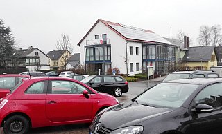 Der Rathaus-Parkplatz in Hohenhausen ist im Gespr&auml;ch f&uuml;r ein Solardach. Dar&uuml;ber kann die Gemeinde Kalletal allerdings nicht alleine entscheiden: Miteigent&uuml;mer sind Volksbank und Sparkasse. Sie haben ein W&ouml;rtchen mitzureden. - Jens Rademacher