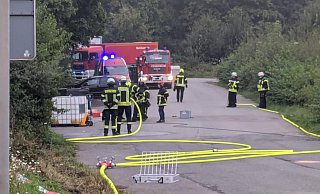 Die Werkfeuerwehr des Unternehmens Siegfried pumpt die Flüssigkeit ab. - Janina Schrader Die Werkfeuerwehr des Unternehmens Siegfried pumpt die Flüssigkeit ab. - Janina Schrader