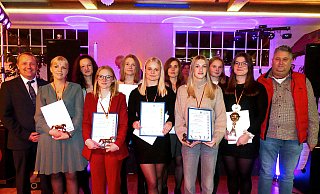 Die Damen des Reit- und Fahrvereins Kalletal mit B&uuml;rgermeister Mario Hecker (links) und Timo M&uuml;ller, Kassenwart des Gemeindesportverbandes. - Rudi Rudolph