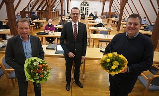 Bürgermeister Jörg Bierwirth (Mitte) verabschiedet Dietmar Schmidt (links) als Ratsmitglied. Zum neuen zweiten stellvertretenden Bürgermeister wurde Marc Beckmeier gewählt. - Michaela Weiße(LZ) Bürgermeister Jörg Bierwirth (Mitte) verabschiedet Dietmar Schmidt (links) als Ratsmitglied. Zum neuen zweiten stellvertretenden Bürgermeister wurde Marc Beckmeier gewählt. - Michaela Weiße(LZ)