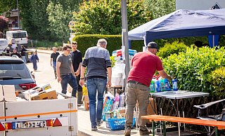 Nach dem Unwetter haben die freiwilligen Helfer in Klüt vor einer ungenutzten Garage einen Versorgungsstand aufgebaut. - Raphael Bartling