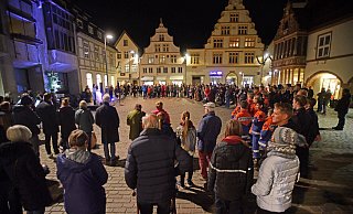 Hunderte Menschen haben sich auf dem Marktplatz zur Gedenkstunde für die Opfer des Holocaust versammelt - Nicole Ellerbrake
