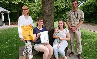 (von links) Sigrun Düe, Abteilungsleiterin Kinder-, Jugend und Familienbildung, Sonja Hommers, Koordinatorin der Frühen Hilfen, Christina Wiljes mit Darian und Förster Alexander von Leffern freuen sich mehr als es der skeptische Blick des kleinen Darian vermuten lässt. - Alte Hansestadt Lemgo
