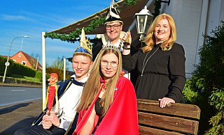 Fiebern der Session entgegen: das Kinder-Prinzenpaar Tom I. Schaksmeier und Johanna I. Schmerz und das Prinzenpaar Timo I. Engelhardt und Kim I. Engelhardt. - Nicole Ellerbrake