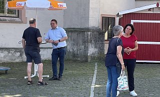 Im Gespräch: CDU-StadtverbandsvorsitzendeFrederik Topp und die Bundestagsabgeordnete Kerstin Vieregge mit Bürgern. - CDU Lage