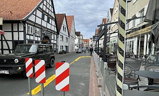 Provisorisch hat die Stadt erst einmal in Höhe der Eisdiele eine Engstelle hergestellt, um zu sehen, wie es läuft. - Silke Buhrmester