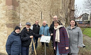Freuen sich über den Ausbau des Digitalpfads in Langenholzhausen: Peter Schmidt, Rüdiger Kölling, Manfred Rehse, Mario Hecker, Heiner Gerdsmeier, Martin Benker, Luca Sophie Nimz und Karen Baller (von links). - digita.interkommunal. Kalletal.Lemgo Freuen sich über den Ausbau des Digitalpfads in Langenholzhausen: Peter Schmidt, Rüdiger Kölling, Manfred Rehse, Mario Hecker, Heiner Gerdsmeier, Martin Benker, Luca Sophie Nimz und Karen Baller (von links). - digita.interkommunal. Kalletal.Lemgo