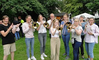 Eva Kauer (links) kann sich auf ihren Posaunenchor verlassen. Das Ensemble: Birgit Kochsiek, Astrid Kampmeier, Ulrich Weber, Mona Schack, Annalena Krause, Andrea Kästner, Almut Krüger und Sandra Juffernholz (Foto: Hajo Gärtner) - Hajo Gärtner Eva Kauer (links) kann sich auf ihren Posaunenchor verlassen. Das Ensemble: Birgit Kochsiek, Astrid Kampmeier, Ulrich Weber, Mona Schack, Annalena Krause, Andrea Kästner, Almut Krüger und Sandra Juffernholz (Foto: Hajo Gärtner) - Hajo Gärtner
