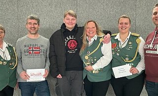 Die Sieger beim Preisschießen der Frauen-Kompanie mit den Offiziellen: (von links) Conny Frevert, Henrik Plöger, Luca Schwekendiek, Sandra Wittsieker-Alisch, Steffi Kneese und Sven Logermann (Knobeln). - Schützenverein Alverdissen