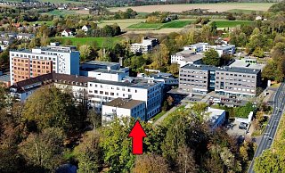 Das Klinikum in Lemgo vor dem Brand von oben. Rechts ist die Rintelner Straße zu sehen. Der Pfeil zeigt den Gebäudeteil, in dem es gebrannt und der evakuiert werden musste. - Archivbild: Jörg Hagemann