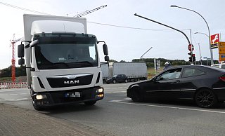 An der B66n-Baustelle kommt es nach Einschätzung der CDU-Fraktion zu kniffeligen Manövern, wenn Lkw-Fahrer aus Bielefeld kommend nach links auf die Hauptstraße abbiegen wollen. Laut CDU könne helfen, wenn die Linksabbiegerspur auf der Hauptstraße etwas zurückgesetzt wird. - Birgit Guhlke/Neue Westfälische An der B66n-Baustelle kommt es nach Einschätzung der CDU-Fraktion zu kniffeligen Manövern, wenn Lkw-Fahrer aus Bielefeld kommend nach links auf die Hauptstraße abbiegen wollen. Laut CDU könne helfen, wenn die Linksabbiegerspur auf der Hauptstraße etwas zurückgesetzt wird. - Birgit Guhlke/Neue Westfälische