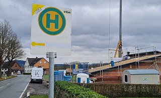Dis Bushaltestelle am neuen Feuerwehrgerätehaus in Lothe muss verlegt werden, um die Ein- und Ausfahrt für die Retter nicht zu blockieren. Bei der Gelegenheit wird sie auch gleich neu gestaltet. - Marianne Schwarzer(LZ)