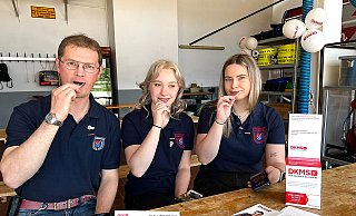 Fabian Drewes, Chantal Meyer und Vivian Müller (von links) sind bei der Aktion in Schieder-Schwalenberg dabei. - Feuerwehr Schieder-Schwalenberg
