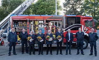 Das Bild zeigt (von links) den stellvertretenden Leiter der Feuerwehr Rolf-Dieter Hanning, Kreisbrandmeister Wolfgang Kornegger, die Geehrten Hauptfeuerwehrmann (HFM) Klaus Rumrich, Unterbrandmeister (UBM) Klaus Watermeier, UBM Carsten Hanning, UBM Thomas Klare, sowie Bürgermeister Heinz-Dieter Krüger, der stellvertretende Leiter der Feuerwehr Björn Bieling, und der Leiter der Feuerwehr Stephan Beinker. ⋌Foto: Freiwillige Feuerwehr Horn-Bad Meinberg - Freiwillige Feuerwehr Horn-Bad Meinberg