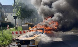 Dieser Oldtimer ist v&ouml;llig ausgebrannt. - P. Heel/Feuerwehr Detmold