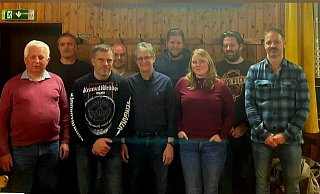 Der bisherige Oberst Daniel Torwesten (2ter v.L.) legte ebenfalls seinen Posten als Schießwart nieder. Daniel Koch (1ter v.R.) wird diesen Posten übernehmen. Rainer Lewandowski (5ter v.L.) tritt lals Hauptmann zurück der vorherige 2te Unteroffizier Nico Meise (2ter v.R.) übernimmt dieses Amt. Bastian Möhring (4ter v.R.) wechselt vom 1ten Unteroffizier auf den Posten des 2ten Unteroffiziers. Den Posten des Ersten Unterofiziers übernimmt erstmals eine Frau, nämlich Joelle-Marie Laschewski (3te v.R.). Sie ist generell die erste Frau, die im Verein einen Offiziersposten übernimmt. Dennis Beverung verlässt den Verein als Schießwart, ist aber weiterhin als Schießaufsicht tätig. Ludwig Gerhard (nicht auf dem Foto) übernimmt den Posten von August Mosecke im Vostandsunterstüterteam (1ter v.L.) - Schützenverein Niese-Köterberg Der bisherige Oberst Daniel Torwesten (2ter v.L.) legte ebenfalls seinen Posten als Schießwart nieder. Daniel Koch (1ter v.R.) wird diesen Posten übernehmen. Rainer Lewandowski (5ter v.L.) tritt lals Hauptmann zurück der vorherige 2te Unteroffizier Nico Meise (2ter v.R.) übernimmt dieses Amt. Bastian Möhring (4ter v.R.) wechselt vom 1ten Unteroffizier auf den Posten des 2ten Unteroffiziers. Den Posten des Ersten Unterofiziers übernimmt erstmals eine Frau, nämlich Joelle-Marie Laschewski (3te v.R.). Sie ist generell die erste Frau, die im Verein einen Offiziersposten übernimmt. Dennis Beverung verlässt den Verein als Schießwart, ist aber weiterhin als Schießaufsicht tätig. Ludwig Gerhard (nicht auf dem Foto) übernimmt den Posten von August Mosecke im Vostandsunterstüterteam (1ter v.L.) - Schützenverein Niese-Köterberg
