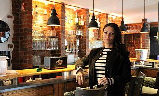 Nicole Jahn steht an der Theke der "BarRock". Wie es mit dem Inventar weitergeht, ist noch unklar. - Lorraine Brinkmann Nicole Jahn steht an der Theke der "BarRock". Wie es mit dem Inventar weitergeht, ist noch unklar. - Lorraine Brinkmann