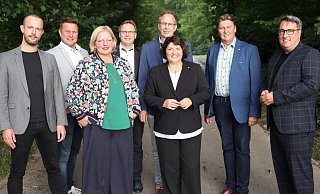 Haben die Vier-Tage-Woche genau unter die Lupe genommen (von links): Philipp Kielhorn (Autohaus Markötter) Landtagsabgeordneter Alexander Baer, Andrea Hegerbekermeier (Geschäftsführerin der Kreishandwerkerschaft Paderborn-Lippe), Landtagsabgeordneter Dennis Maelzer, Daniel Salewski (erster Bevollmächtigter der IG Metall Detmold), Landtagsabgeordnete Ellen Stock, ihr Bundestags-Kollege Jürgen Berghahn und Henrik van Gellekom (Pflegedienstleiter Klinikum Bielefeld). - SPD Lippe Haben die Vier-Tage-Woche genau unter die Lupe genommen (von links): Philipp Kielhorn (Autohaus Markötter) Landtagsabgeordneter Alexander Baer, Andrea Hegerbekermeier (Geschäftsführerin der Kreishandwerkerschaft Paderborn-Lippe), Landtagsabgeordneter Dennis Maelzer, Daniel Salewski (erster Bevollmächtigter der IG Metall Detmold), Landtagsabgeordnete Ellen Stock, ihr Bundestags-Kollege Jürgen Berghahn und Henrik van Gellekom (Pflegedienstleiter Klinikum Bielefeld). - SPD Lippe