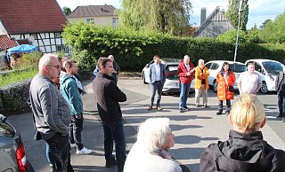Mitglieder des Ausschusses für Verkehr und Sicherheit und dessen Vorsitzender Patrick Pauleickhoff (hinten Mitte) hören sich die Meinung der Anwohner zur Idee des SPD-Ortsvereins an, an dieser Stelle einen Rastplatz für Radwanderer zu schaffen. - Dieter Asbrock