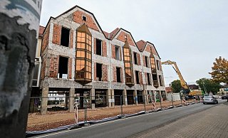 Der Abriss des "Hornschen Tores" geht in die heiße Phase. Bis zum 24. November sollen alle Mauern der früheren Einkaufsgalerie abgetragen sein. - Yvonne Glandien Der Abriss des "Hornschen Tores" geht in die heiße Phase. Bis zum 24. November sollen alle Mauern der früheren Einkaufsgalerie abgetragen sein. - Yvonne Glandien