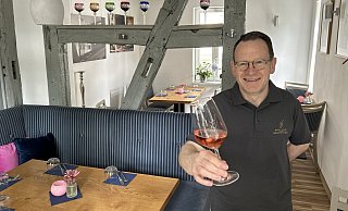 Andreas Müller mit einem Glas Rosé-Wein aus der Pfalz in seiner Pfälzer Weinstube am Wallgraben. - Alexandra Schaller