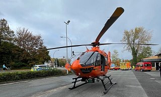 Rettungshubschrauber Christoph 13 landet auf dem Hof der Feuerwache. - Feuerwehr Lage
