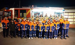 Startklar: Sechs Gruppen der Jugendfeuerwehr hat 300 Tüten mit Leckereien an bedürftige Senioren ausgeliefert. Bürgermeister Matthias Kalkreuter, (hintere Reihe, Zweiter von links), und die Fachgruppenleiter Diemo Dölle (Dritter von links) und Organisatorin Corinna Vogt (vorne, Zweite von links) bedanken sich für die Hilfe. - Stadt Lage/Ulrike Busse Startklar: Sechs Gruppen der Jugendfeuerwehr hat 300 Tüten mit Leckereien an bedürftige Senioren ausgeliefert. Bürgermeister Matthias Kalkreuter, (hintere Reihe, Zweiter von links), und die Fachgruppenleiter Diemo Dölle (Dritter von links) und Organisatorin Corinna Vogt (vorne, Zweite von links) bedanken sich für die Hilfe. - Stadt Lage/Ulrike Busse