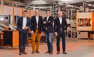Der Weidmüller-Vorstand (von links): Volker Bibelhausen (Technologievorstand und Vorstandssprecher), Dr. Sebastian Durst (Vorstand Operations), Dr. Timo Berger (Vertriebsvorstand), André Sombecki (Finanzvorstand) freuen sich über das Ergebnis. - pepper-agency.de Der Weidmüller-Vorstand (von links): Volker Bibelhausen (Technologievorstand und Vorstandssprecher), Dr. Sebastian Durst (Vorstand Operations), Dr. Timo Berger (Vertriebsvorstand), André Sombecki (Finanzvorstand) freuen sich über das Ergebnis. - pepper-agency.de