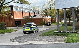 Die Polizei ist mit einem großen Aufgebot am Schulzentrum Aspe vor Ort. - Tim Freitag Die Polizei ist mit einem großen Aufgebot am Schulzentrum Aspe vor Ort. - Tim Freitag