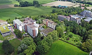 Das Yogazentrum am Rande von Bad Meinberg aus der Luft. Alle drei ehemaligen Rehakliniken gehören mittlerweile Yoga Vidya. - Nicole Ellerbrake Das Yogazentrum am Rande von Bad Meinberg aus der Luft. Alle drei ehemaligen Rehakliniken gehören mittlerweile Yoga Vidya. - Nicole Ellerbrake