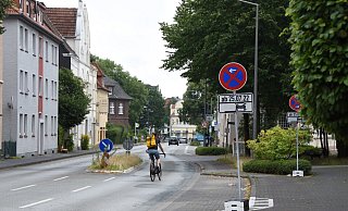 Die Schilder lassen es bereits erahnen. Ab Montag wird an der Bielefelder Stra&szlig;e der Kanal erneuert. Aufgrund von Ausf&auml;llen bei der zust&auml;ndigen Baufirma haben sich die Arbeiten verz&ouml;gert. - Raphael Bartling