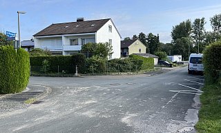 Die Straße "Im Wiesengrund" knickt in einer scharfen Kurve ab. Die schraffierte Fläche rechts soll Autofahrer vom Parken abhalten. - Jana Beckmann Die Straße "Im Wiesengrund" knickt in einer scharfen Kurve ab. Die schraffierte Fläche rechts soll Autofahrer vom Parken abhalten. - Jana Beckmann