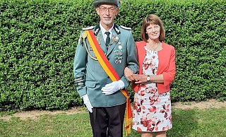 König Jens Simpson und Königin Conny Simpson regieren die Sonneborner Schützen für zwei Jahre. - Schützenverein Sonneborn König Jens Simpson und Königin Conny Simpson regieren die Sonneborner Schützen für zwei Jahre. - Schützenverein Sonneborn